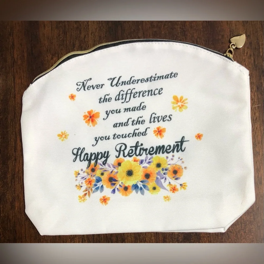 Pouch bag never underestimate the Difference you Made graphic top Zipper beige.